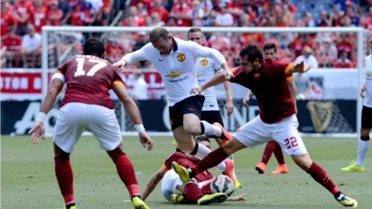 Wayne Rooney behauptet sich gegen Roms Defensive. 