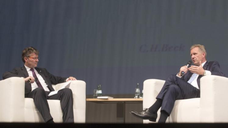 Stellt sich den Fragen:  Christian Wulff (rechts), ehemaliger Bundespräsident, im Gespräch mit Chefredakteur Ralf Geisenhanslüke. 