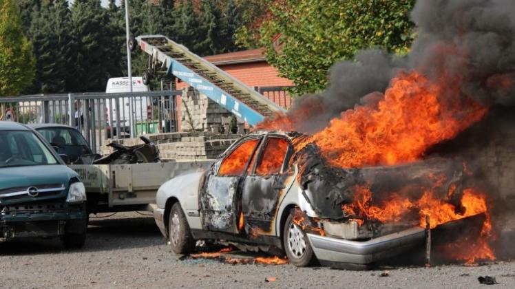 Vollständig in Flammen stand dieses Autowrack in Esterwegen. Vollständig in Flammen stand dieses Autowrack in Esterwegen.