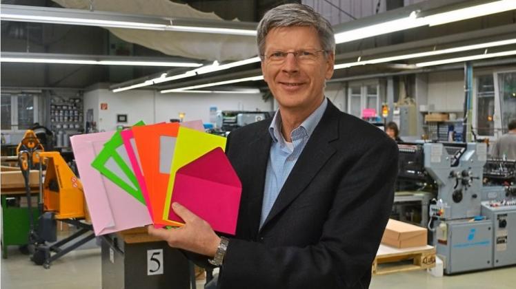 Bei den Produkten der Otto Theobald GmbH ist Farbe im Spiel: Firmenchef Jürgen Lisei zeigt einige der Briefumschläge aus dem großen Sortiment des Stuhrer Unternehmens. 