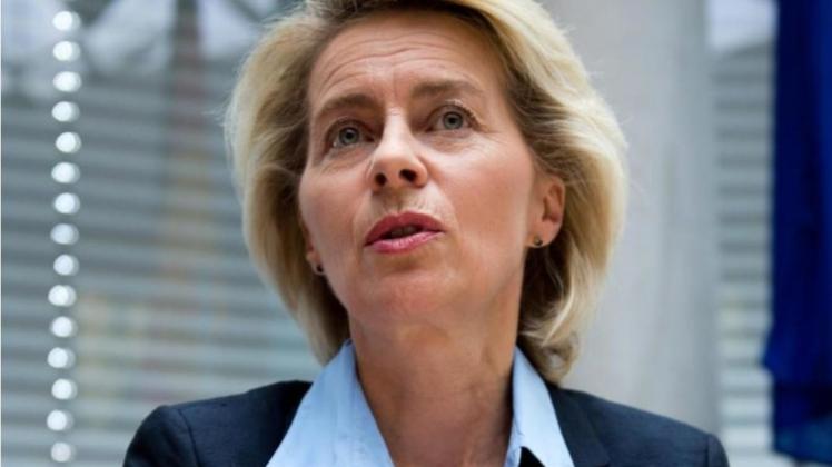 Verteidigungsministerin von der Leyen hat lange gezögert, jetzt hat sie sich in der Drohnen-Debatte positioniert. Die Bundeswehr soll Kampfdrohnen einsetzen können - unter bestimmten Bedingungen. Verteidigungsministerin von der Leyen hat lange gezögert, jetzt hat sie sich in der Drohnen-Debatte positioniert. Die Bundeswehr soll Kampfdrohnen einsetzen können - unter bestimmten Bedingungen.