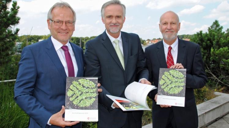 Zufrieden mit dem Stadtwerke-Geschäftsjahr 2013: (von links) Manfred Hülsmann, Oberbürgermeister Wolfgang Griesert und Dr. Stephan Rolfes. 