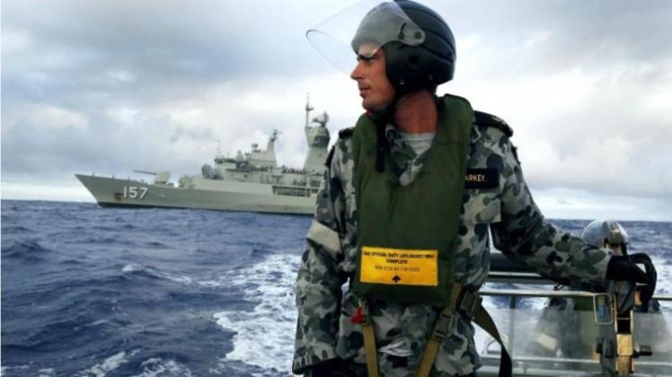 Ein Soldat der australischen Marine während der bisher vergeblichen Suche nach Flug MH370. 