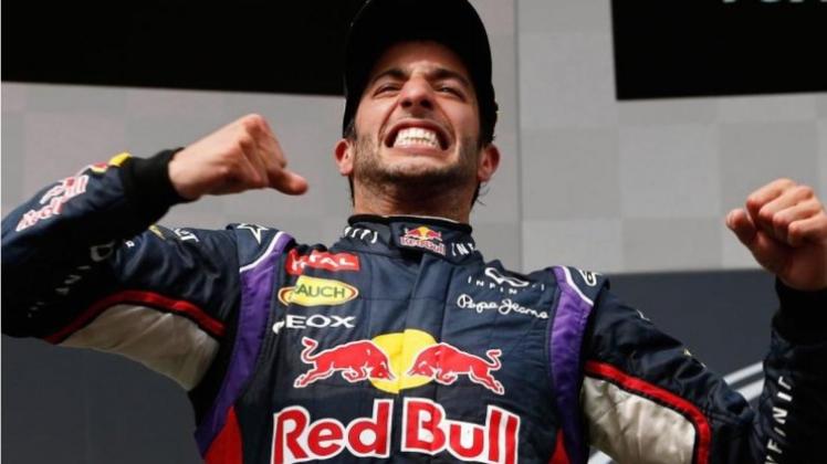 Daniel Ricciardo zeigt bei der Siegerehrung in Ungarn seine Beißer. 