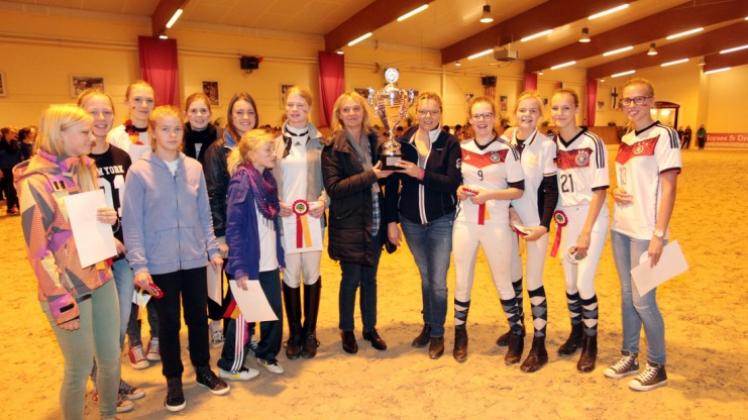 Die IGS Fürstenau durfte über den Gewinn des neuen Wanderpokals als „punktbeste Schule“ des Schulreitwettbewerbs jubeln.