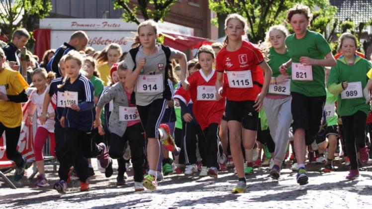 Start zum Schülerinnenlauf mit der späteren Gesamtsiegerin Amelie Vedder (Startnummer 914) vom SV Germania Twist. Fotos: Carsten Nitze