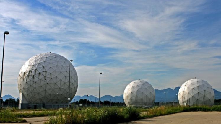 Vor den Alpen stehen 3 in Mietraching bei Bad Aibling (Bayern) die Antennenkuppeln der ehemaligen US-amerikanischen Abhörbasis Bad Aibling Station(BAS) der National Security Agency (NSA). Im Jahre 2004 wurde die Anlage geschlossen, das ausgedehnte Gelände wurde an die Bundesrepublik Deutschland übergeben. 
