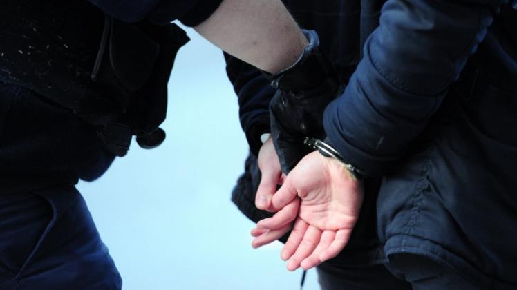 In Gewahrsam genommen wurde der 26-Jährige, nachdem er zwei Polizisten verletzt hatte. In Gewahrsam genommen wurde der 26-Jährige, nachdem er zwei Polizisten verletzt hatte.