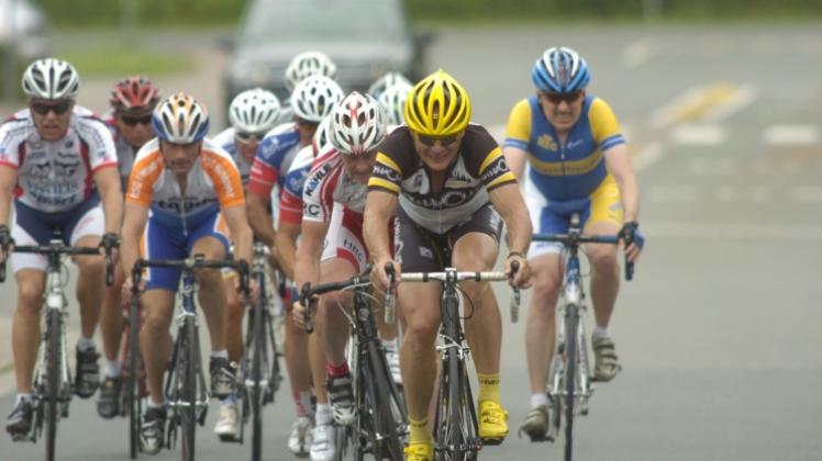 Knapp 100 Radsportler gingen in Bad Essen an den Start. Fotos: Helge Holz