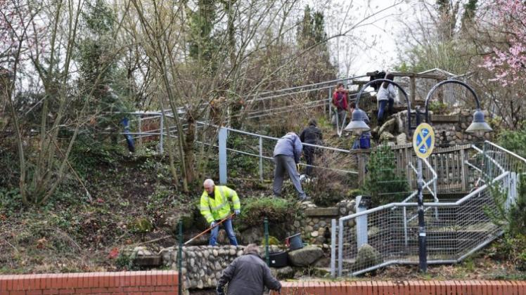 Die erste Aufräumaktion auf dem Parkhügel in Lingen fand im März statt. Die erste Aufräumaktion auf dem Parkhügel in Lingen fand im März statt.