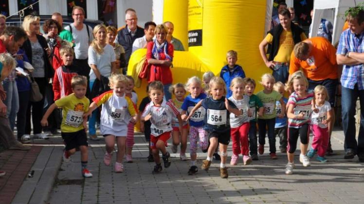 Auch die Bambinis starten an der von-Ravensberg-Schule zu einem rund 800 Meter langen Lauf. 
