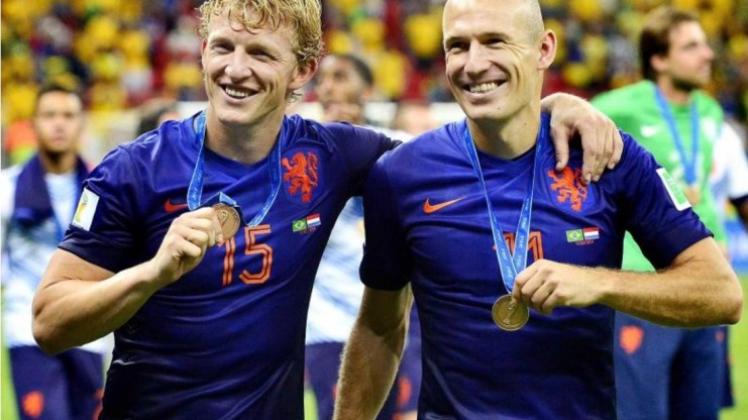 Arjen Robben (r) feiert mit seinem niederländischen Mannschaftskollegen Dirk Kuyt den Gewinn der Bronzemedaille. Foto: Koen van Weel