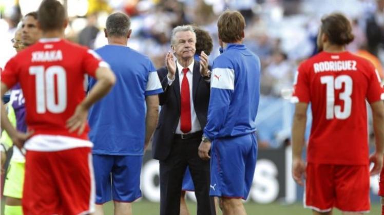 Ottmar Hitzfeld applaudiert nach dem WM-Aus seinen Spielern. 