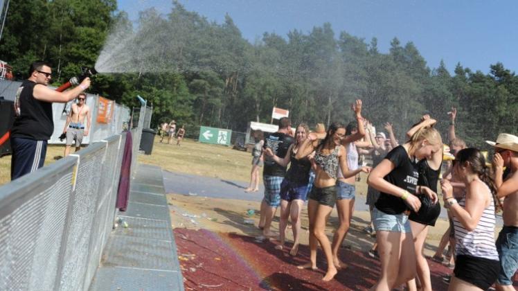 Abkühlung vor der Bühne: Der Sicherheitsdienst erfreute die Tanzenden beim Abifestival. Abkühlung vor der Bühne: Der Sicherheitsdienst erfreute die Tanzenden beim Abifestival.