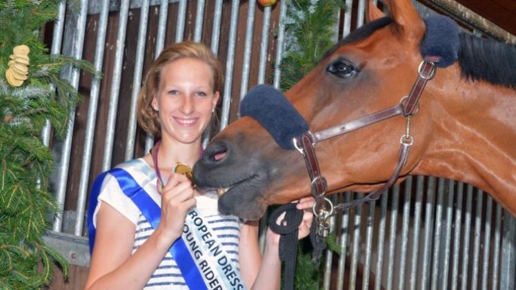 Hunger auf Medaille: Ellen Richter aus Harpenfeld lässt sich das funkelnde Dressur-Edelmetall von Gold-Junge Fontane nicht wegschnappen. Hunger auf Medaille: Ellen Richter aus Harpenfeld lässt sich das funkelnde Dressur-Edelmetall von Gold-Junge Fontane nicht wegschnappen.