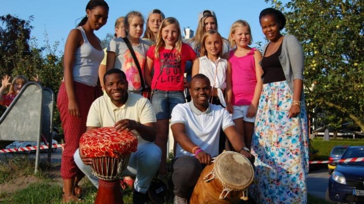 Südafrikanischer Trommel-Kurs: Vier Südafrikaner brachten Jugendlichen der Kirchengemeinde Bad Laer-Glandorf ihre Kultur näher. 