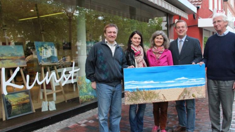 Stellten das Klima-Kunstprojekt vor: (von links) Alexej Janzen, Viola Tallowitz-Scharf und Petra Wendholz sowie Jan Peter Bechtluft und Leo Schwarte von der Stadt. 