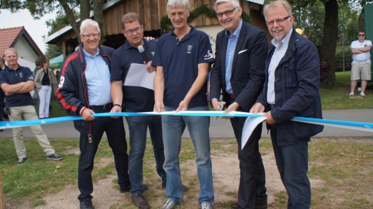 Gemeinsamkeit auch beim einweihenden Schnitt durch das blau-weiße Band: Hans Wedegärtner (Vorsitzender des Kreissportbundes Osnabrück-Land), Frank Strötzel (Vorsitzender des TSV), Karl-Wilhelm Lösekrug (Abteilungsleiter Bogensport im TSV), Bürgermeister Reinhard Scholz und Ortsbürgermeister Peter Bungard.Fotos: Christina Wiesmann Gemeinsamkeit auch beim einweihenden Schnitt durch das blau-weiße Band: Hans Wedegärtner (Vorsitzender des Kreissportbundes Osnabrück-Land), Frank Strötzel (Vorsitzender des TSV), Karl-Wilhelm Lösekrug (Abteilungsleiter Bogensport im TSV), Bürgermeister Reinhard Scholz und Ortsbürgermeister Peter Bungard.Fotos: Christina Wiesmann