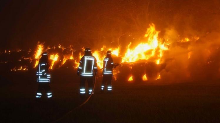 Rund 500 Rundballen Stroh standen in der nacht zu Montag in Bohmte-Hunteburg in Flammen. Fotos: Hubert Dutschek