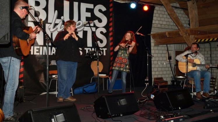 Auf eine Folkmusic-Reise hin und her zwischen Schottland und Deutschland hat Litha das Publikum im Heimathaus Twist eingeladen. 