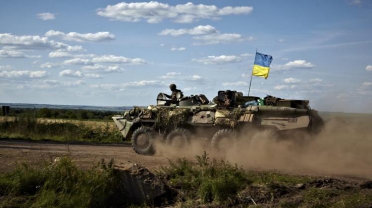 Staubig ist der Weg zum Frieden: Ukrainischer Panzer nach Auslaufen der Waffenruhe. Staubig ist der Weg zum Frieden: Ukrainischer Panzer nach Auslaufen der Waffenruhe.