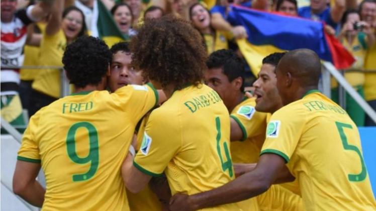 Thiago Silva (2.v.l.) wird von seinen Teamkameraden für sein Tor zum 1:0 gefeiert. 