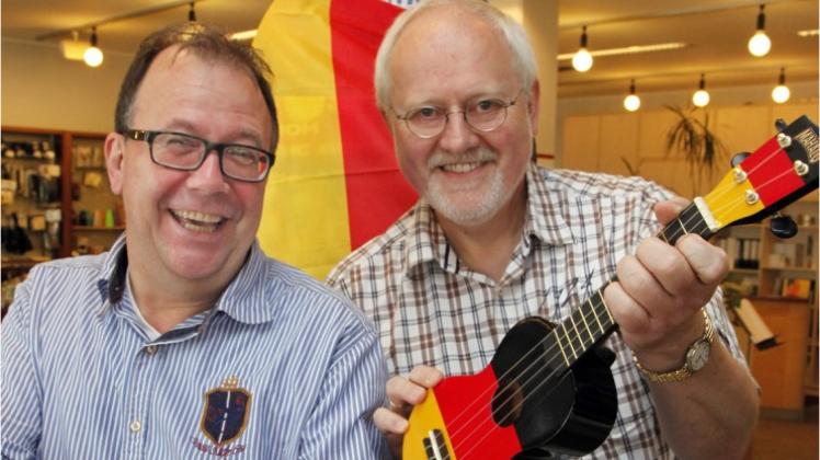 Ziehen neue Saiten auf im Fanartikel-Geschäft: Albert Kloos (links), Verkäufer im Musikland Rohlfing, und Inhaber Wilfried Tammen. 