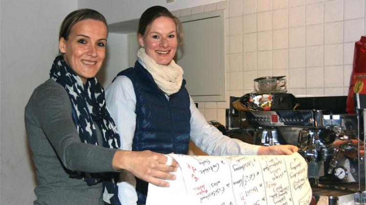 Noch viel zu tun bleibt im „Landcafé Am Goldbach“, bevor Sonja Ehrig (links) und Carola Eckhoff die Siebträgerkaffeemaschine in Betrieb nehmen können. Im Mai ist Wiedereröffnung.