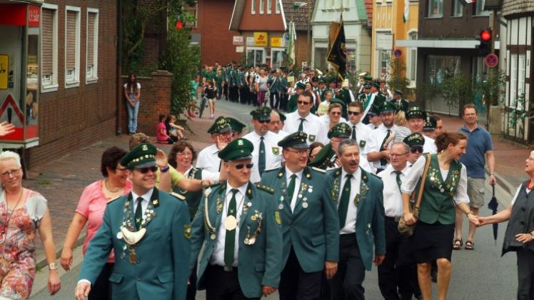 Am Festmarsch durch Badbergen beteiligten sich der gastgebende Schützenbund, 23 Gastvereine und mehrere Musikkapellen. 