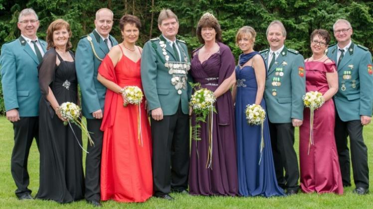 Der neue Thron beim Schützenverein St. Bernadus Tinnen mit dem Königspaar Josef und Irmgard Pöttker. Der neue Thron beim Schützenverein St. Bernadus Tinnen mit dem Königspaar Josef und Irmgard Pöttker.