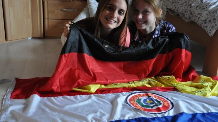 Bei der WM ist Paraguay nicht dabei. Trotzdem hat Jeannette (links, mit Gastschwester Julia,) eine Flagge mitgebracht. 