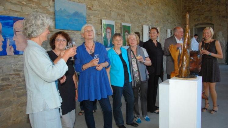 Bilder mit eigenen Geschichten zeigten zehn Mitglieder des Kunstvereins Melle bei der Vernissage in der Orangerie des Gutes Ostenwalde. Fotos: Marita Kammeier