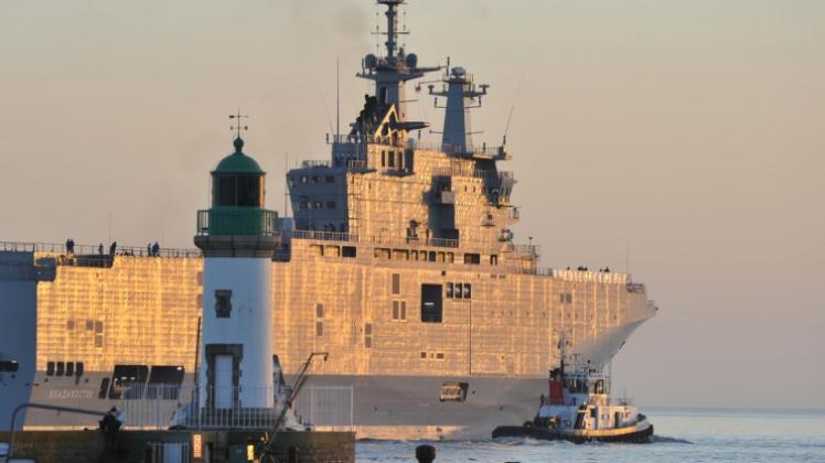 Die „Wladiwostok“, einer der beiden in Frankreich für Russlands Marine gebauten Hubschrauberträger auf Testfahrt bei Saint-Nazaire. Der Rüstungsdeal ist von den Sanktionen ausgenommen. 