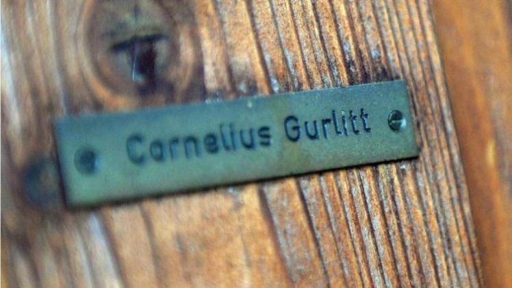 Unauffällig: das Namensschild des umstrittenen Kunstsammlers an seiner Salzburger Wohnung. 