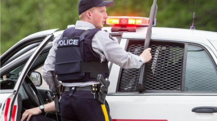 Ein kanadischer Polizist bei einem Einsatz. In Edmonton gab es eine blutige Familientragödie. 