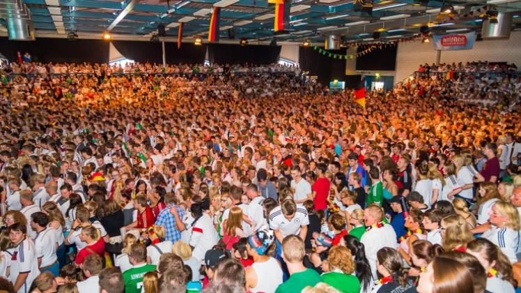 Über 4000 Fans feierten in den rappelvollen Emslandhallen den 1:0-Sieg der deutschen Mannschaft. 