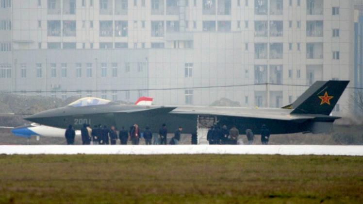 Chinesischer Tarnkappen-Kampfjet: China investiert Milliarden in die Modernisierung seines Militärs und in neue Rüstungstechnologien. 