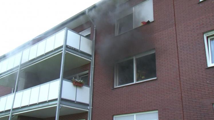 Der Qualm drang beim Eintreffen der Feuerwehr bereits aus der Wohnung in dem Mehrfamilienhaus. Fotos: Nordwestmedia
