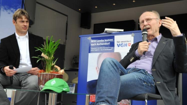 Den Fragen von Heiko Engberts (l.) stellte sich UN-Sonderbotschafter und Werder-Aufsichtsratschef Willi Lemke während des Turnierreigens im Otto-Dölle-Stadion an der Emdener Straße. Den Fragen von Heiko Engberts (l.) stellte sich UN-Sonderbotschafter und Werder-Aufsichtsratschef Willi Lemke während des Turnierreigens im Otto-Dölle-Stadion an der Emdener Straße.