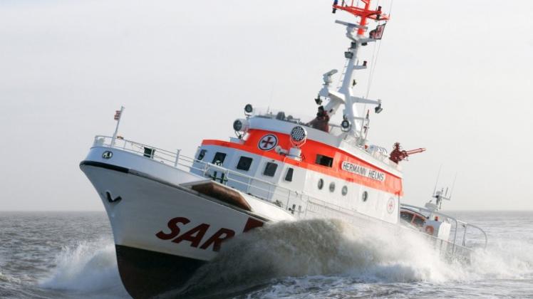 Ein Seenotrettungskreuzer der Deutschen Gesellschaft zur Rettung Schiffbrüchiger (DGzRS) pflügt durch die Nordsee. Nach dem Unglück war eine umfangreiche Suchaktion der DGzRS und der  sowie der Deutschen Lebens-Rettungs-Gesellschaft (DLRG) angelaufen. 