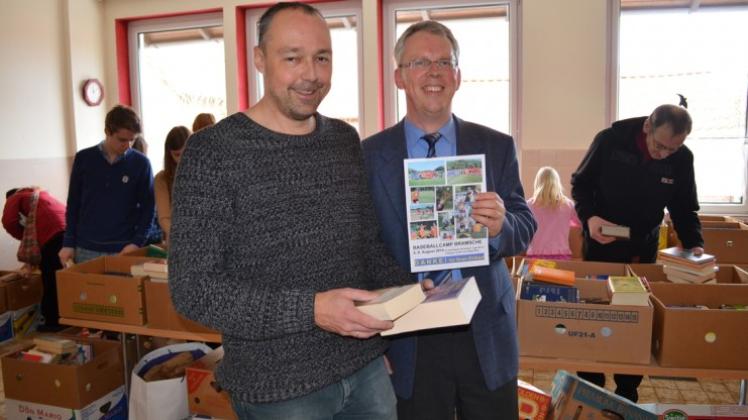 Von der Anzahl der Bücherspenden überrascht, freuten sich Michael Borgmann und Pastor Holger Niehausmeier (von links) über einen gelungenen Bücherbasar. 