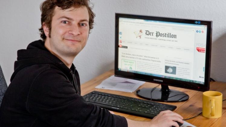 Stefan Sichermann, Gründer der Internet-Satire-Tageszeitung „Postillon“, in seinem Büro in Fürth. Mit der Behauptung, er habe den möglichen Wechsel von Ronald Pofalla zur Bahn als Erster gemeldet, hat Sichermann viele Internetnutzer an der Nase herumgeführt. 