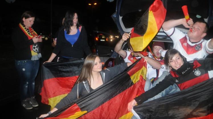Trotz des Wetters versammelten sich Fans der deutschen Elf und der Selecao in Papenburg zum Public Viewing. Trotz des Wetters versammelten sich Fans der deutschen Elf und der Selecao in Papenburg zum Public Viewing.