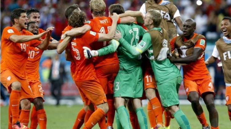 Die Niederländer jubeln ausgelassen nach dem gegen Costa Rica gewonnenen Elfmeterschießen. 