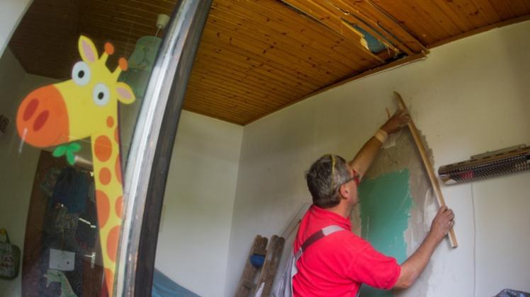 Ein Handwerker repariert eine Wand und eine Decke im Kinderzimmer eines Einfamilienhauses in Leiferde im Landkreis Gifhorn, wo eine Experimentalrakete der Technischen Universität Braunschweig eingeschlagen war. 