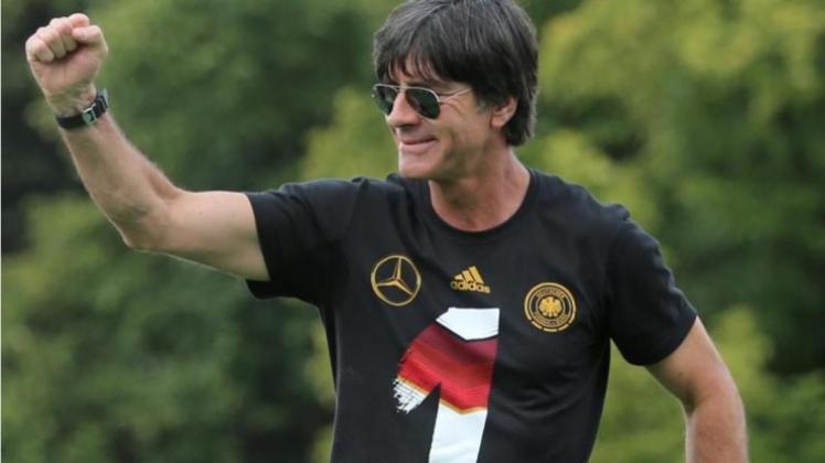 Jogi Löw feiert den WM-Titel am Brandenburger Tor. Jogi Löw feiert den WM-Titel am Brandenburger Tor.