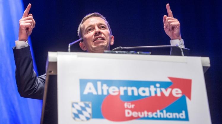 AfD-Sprecher Bernd Lucke distanziert sich von Hooligan-Randalen in Köln. 