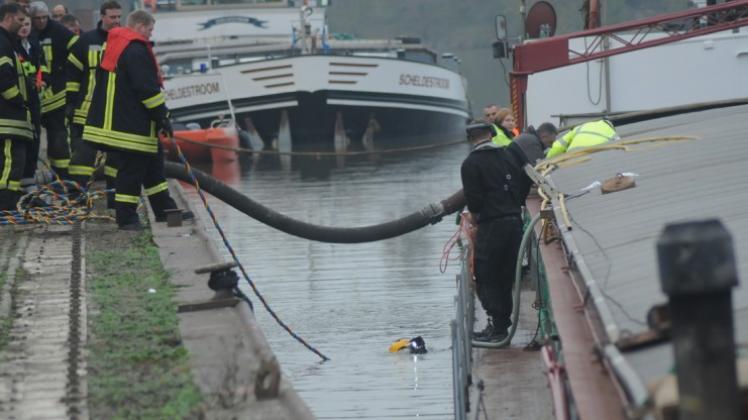 Versuche von Spezialtauchern aus Emden, die Leckstellen am Schiff zu schweißen, sind am Nachmittag gescheitert. Fotos: Christoph Assies/Dirk Hellmers/Michael Schütte