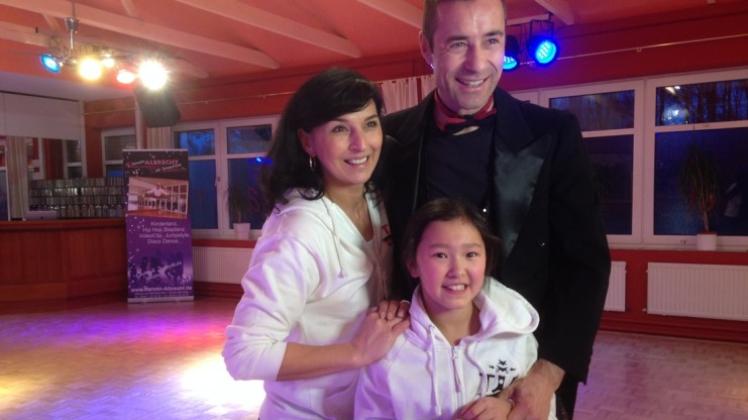 In der TV-Show von Kai Pflaume (rechts) hat die zehnjährige Stepptänzerin Xiamei Niemann aus Bad Iburg gegen Jörg Pilawa ein Duell gewonnen. Links im Bild: ihre Trainerin Kerstin Albrecht. 