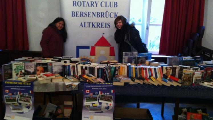 Für die Syrienhilfe verkauften die Austauschschüler Janice Ma (links) und Marianne Lachance unter anderem auf dem Weihnachtsmarkt in Ankum Bücher. Insgesamt kamen bei drei Aktionen 1000 Euro zusammen. 